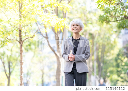 Senior woman business tablet 115140112