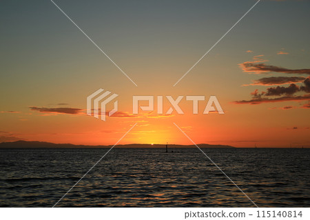 在地平線上的日落 115140814