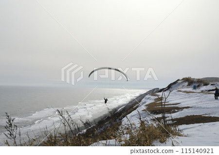 在北海道寒冷的海岸嘗試跳傘飛行【2月】 115140921