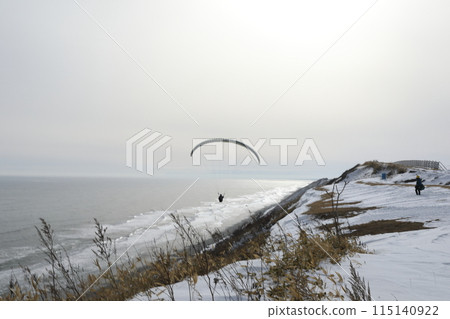 Taking on the challenge of parachute flying on the frigid coast of Hokkaido [February] 115140922