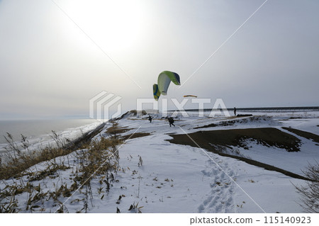在北海道寒冷的海岸嘗試跳傘飛行【2月】 115140923