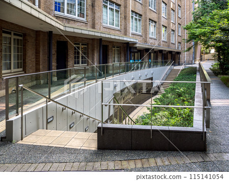 The entrance to the remains of the outer moat of Edo Castle, preserved in the Central Government Building No. 7 in Kasumigaseki, Tokyo 115141054