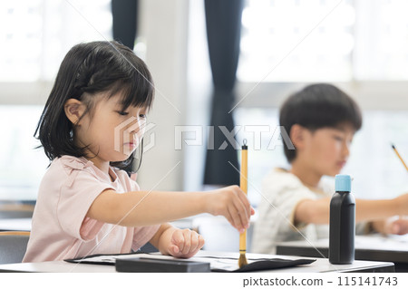 在明亮的小學教室裡教小學生書法 在明亮的小學教室裡教小學生書法 115141743