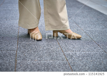 一位資深女商人的腳 115141925