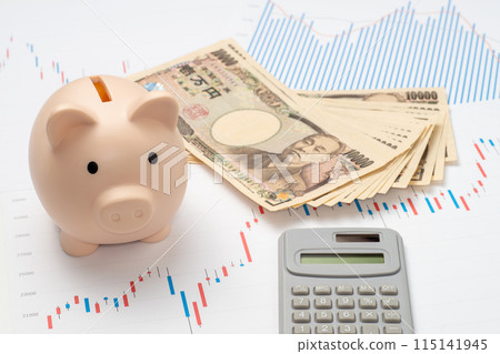 現金、股票圖表、存錢筒和計算器 115141945