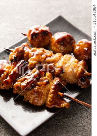 Delicious yakitori, meatballs, and chicken skin Delicious yakitori, meatballs, and chicken skin 115142064