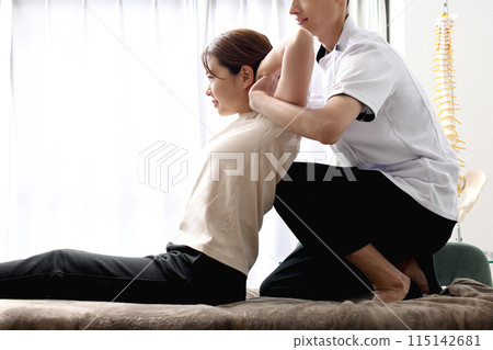 一名男子正在為一名女病人進行按摩治療 115142681