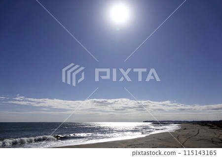 冬日的陽光照耀著大海和沙灘 115143165