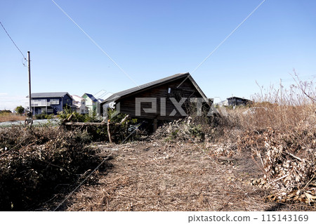 Blue sky and a dilapidated log house Blue sky and a dilapidated log house 115143169
