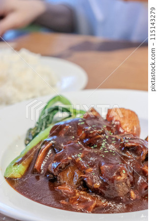 美味的燉牛肉，配料很多 115143279