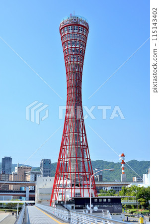 神戶港塔是一座美麗的塔,外觀優雅,背景是六甲山。 神戶港塔是一座美麗的塔,外觀優雅,背景是六甲山。 115143402