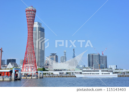 這是神戶港的景色,俯瞰美麗的鋼塔和外觀獨特的神戶海洋博物館。 這是神戶港的景色,俯瞰美麗的鋼塔和外觀獨特的神戶海洋博物館。 115143403