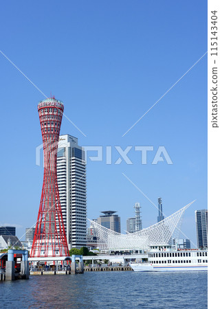 這是神戶臨海樂園的景觀，俯瞰美麗的鋼塔港口塔和外觀獨特的神戶海洋博物館。 115143404