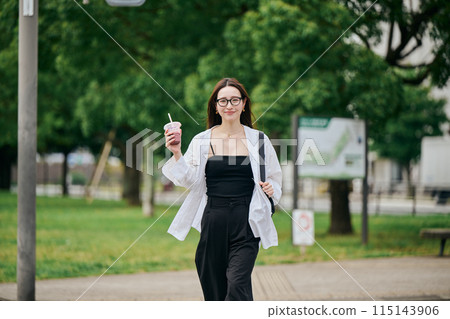 年輕女子通勤 115143906