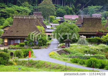 Miyama Glamping 在京都美山村茅倉度過一段尋找日本原生態風景的旅程，被神秘的薄霧包圍，茅草屋頂 115144210
