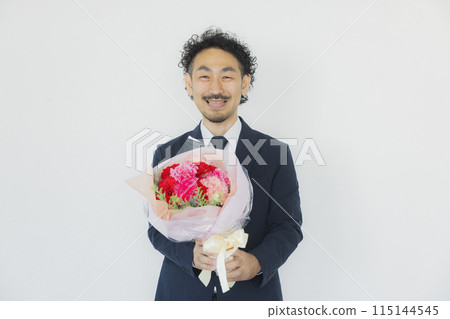 Businessman with a bouquet 115144545