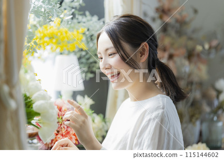 拿著花束的年輕女子 拿著花束的年輕女子 115144602