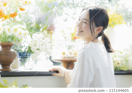 拿著花束的年輕女子 115144605