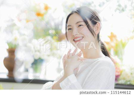 拿著花束的年輕女子 115144612