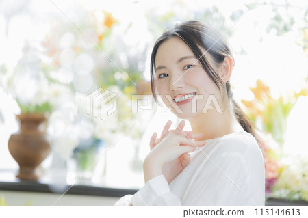 拿著花束的年輕女子 拿著花束的年輕女子 115144613