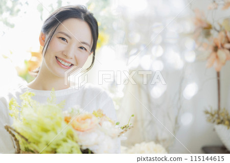 拿著花束的年輕女子 115144615