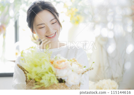 拿著花束的年輕女子 拿著花束的年輕女子 115144616