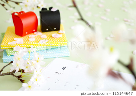 櫻花花瓣和紅色書包四月日曆入學和新學期圖片 櫻花花瓣和紅色書包四月日曆入學和新學期圖片 115144647