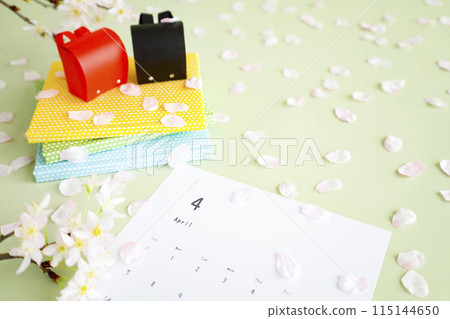 櫻花花瓣和紅色書包四月日曆入學和新學期圖片 115144650