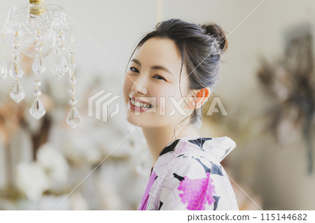 一個女人穿著浴衣 115144682