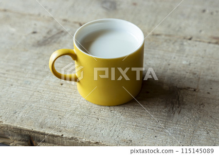 在一張木桌上的牛奶 115145089