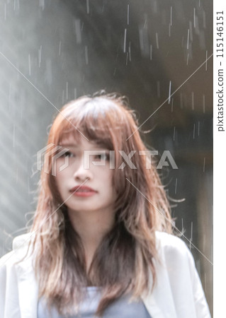 一個被雨淋濕的女人，一個在雨中奔跑的女人，一個約會的承諾 115146151