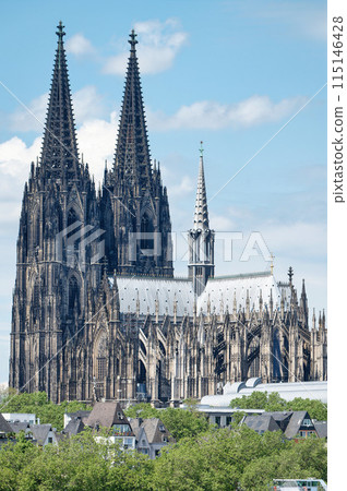 the imposing cologne cathedral  115146428
