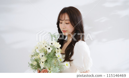 拿著花束的年輕女子 115146469