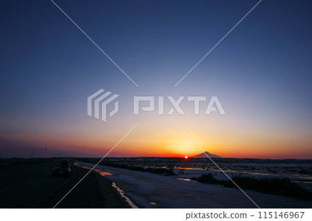 早春從北海道444號看利尻山以南的夕陽西下 115146967