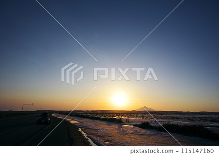 早春從北海道444號看利尻山以南的夕陽西下 115147160