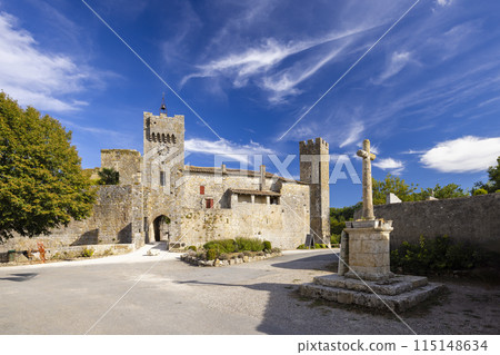 Larressingle on route to Santiago de Compostela, departement Gers, Occitanie, France 115148634