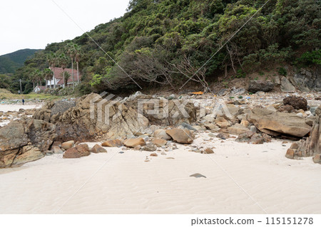 The rocky area of Takahama Beach, a beautiful beach in the Goto Islands of Nagasaki Prefecture 115151278