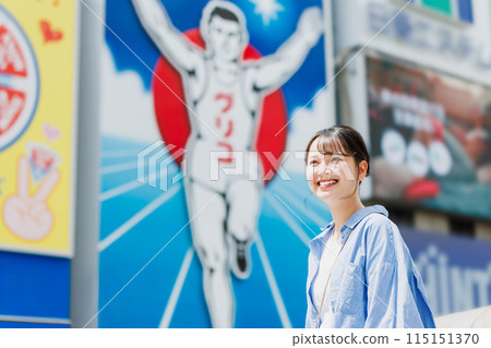 大阪觀光的年輕女子 115151370