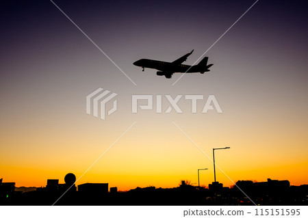 飛機降落在日落巴西航空工業公司福岡機場 115151595