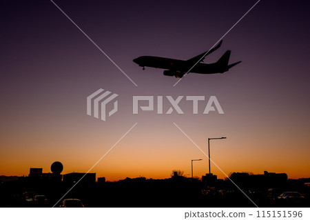 飛機降落在日落福岡機場 737 115151596