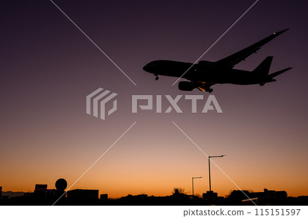 飛機降落在日落福岡機場 787 115151597