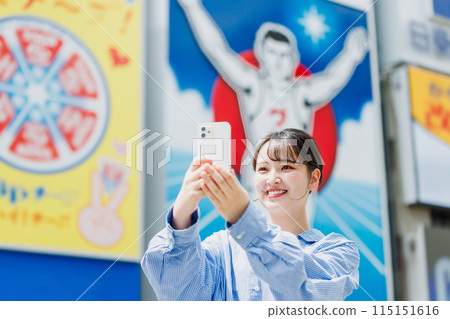 年輕女子在大阪惠比壽橋自拍 年輕女子在大阪惠比壽橋自拍 115151616