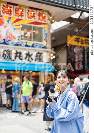 攝影師女孩拍攝大阪市的照片 115151724