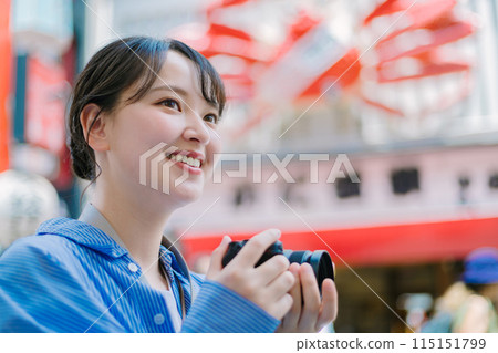 攝影師女孩拍攝大阪市的照片 攝影師女孩拍攝大阪市的照片 115151799