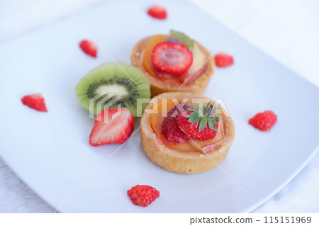 cake with delicious strawberry and kiwi 115151969