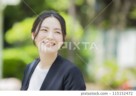 穿西裝的年輕女子 115152472