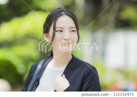 穿西裝的年輕女子 115152473