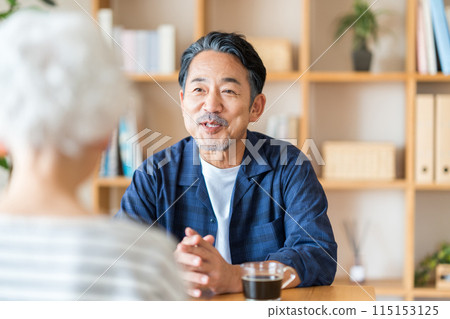 A senior couple chatting. 115153125