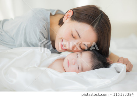 寶寶和媽媽一起睡覺 寶寶和媽媽一起睡覺 115153384