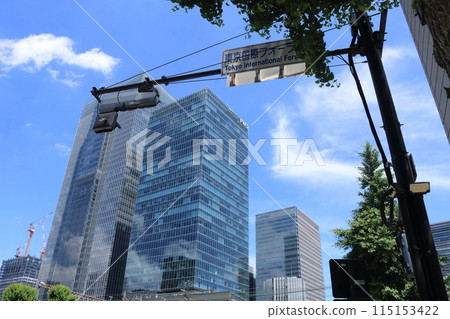 A skyscraper rising in the blue sky 115153422